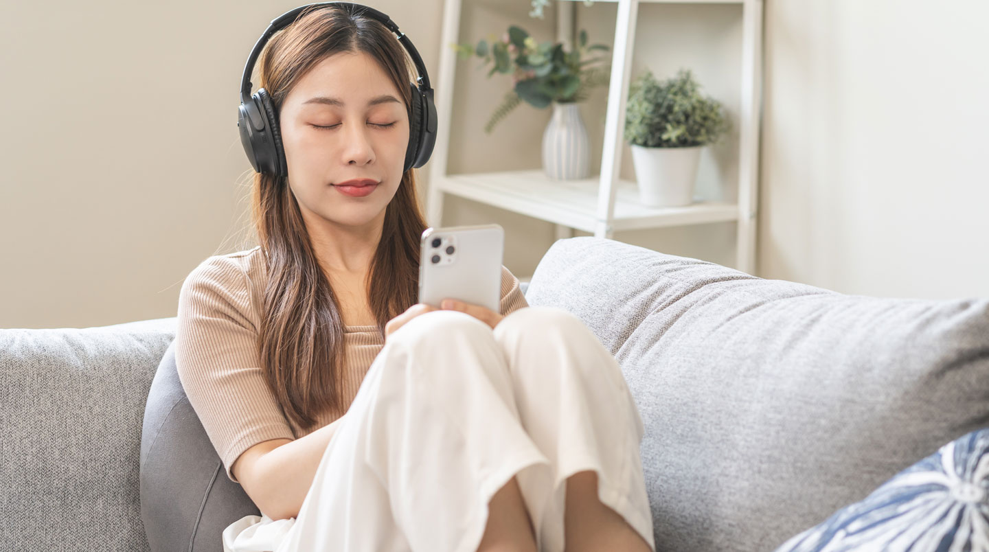 Deux collègues regardant ensemble une vidéo sur un smartphone en mode paysage dans un bureau contemporain lumineux